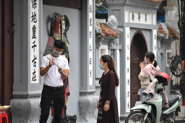 Năm nay, ngày 20/10 rơi đúng vào hôm Rằm nên Chùa Hà đông hơn hẳn mọi ngày Lễ thường.