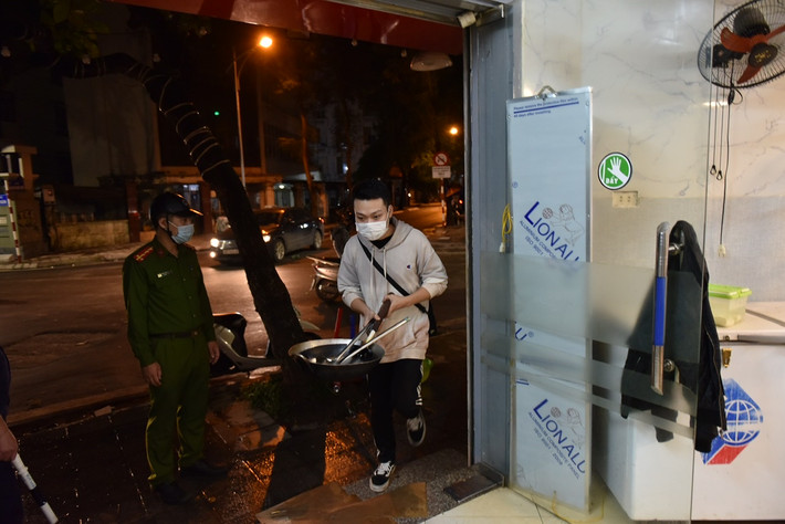 Tình hình dịch bệnh COVID-19 trên địa bàn Thành phố Hà Nội có dấu hiệu phức tạp trở lại sau khi được nới lỏng giãn cách.