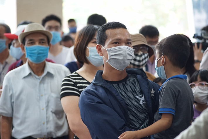 Là tuyến đường sắt trên cao đầu tiên của Hà Nội đi vào hoạt động chính thức, rất nhiều người dân đã háo hức để được trải nghiệm.