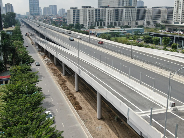 Theo thiết kế ban đầu của Bộ Giao thông Vận tải phê duyệt, dự án đầu tư cầu cạn Mai Dịch - Nam Thăng Long không xây dựng các lối lên xuống vào tuyến đường.