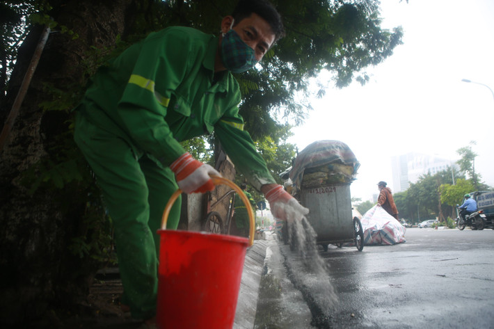 Ngoài ra, xung quanh khu vực tập kết rác cũng được rắc vôi bột để khử mùi, không để nước từ rác thải chảy lan sang khu vực xung quanh.