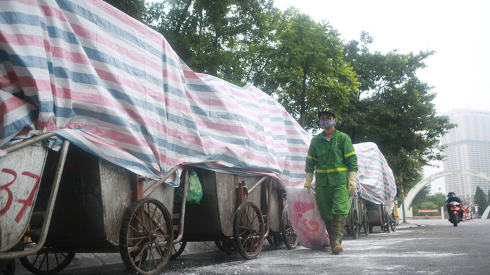 Cho đến chiều nay, một số nơi rác bị ùn ứ đã được chuyển dần đi. Dự kiến trong 1-2 ngày tới sẽ không còn tình trạng rác ngập đường phố.