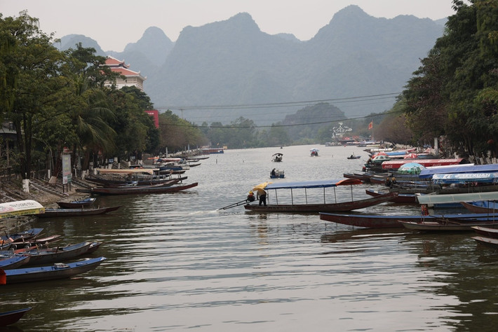 Trung tâm chùa Hương nằm ở xã Hương Sơn, huyện Mỹ Đức, Hà Nội, nằm ở ven bờ phải sông Đáy. Trung tâm của cụm đền chùa tại vùng này chính là chùa Hương nằm trong động Hương Tích hay còn gọi là chùa Trong.