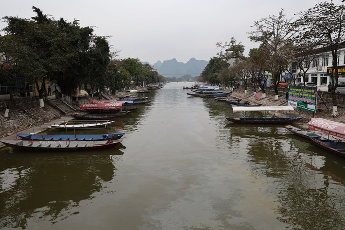 Trước Tết Nguyên đán, do diễn biến phức tạp, nguy hiểm của dịch bệnh COVID-19, UBND huyện Mỹ Đức quyết định tạm dừng lễ hội chùa Hương cho đến khi có thông báo mới.