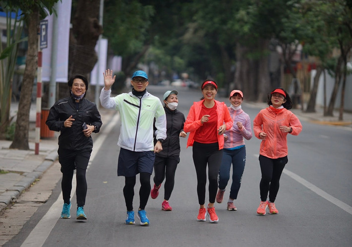 Những người tập thể dục thoải mái chạy bộ giữa lòng đường.
