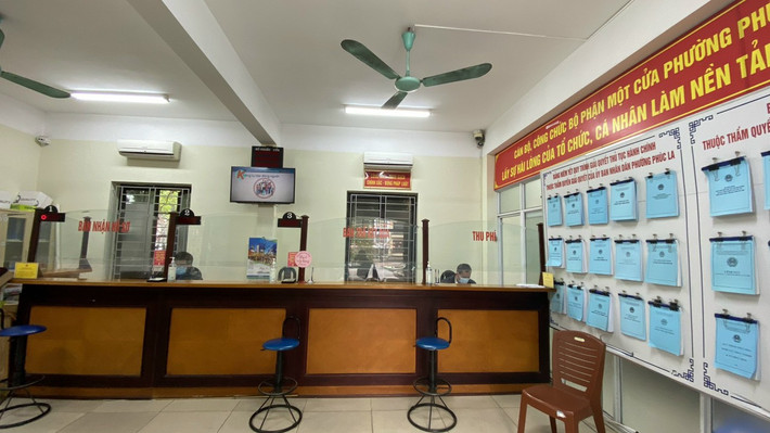 Sáng nay (7/2), hầu hết các cơ quan trên địa bàn Thành phố Hà Nội đều đi vào hoạt động. Trụ sở UBND phường Phúc La (Hà Đông) không có người dân tới đăng ký làm việc trong sáng nay.