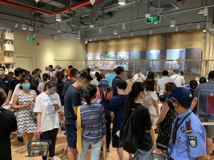 Cả 2 tầng của MUJI đều có khu vực thanh toán với hàng chục quầy nhưng lượng khách mua hàng quá đông nên nhân viên phải hướng dẫn xếp thành hàng dài chờ thanh toán.