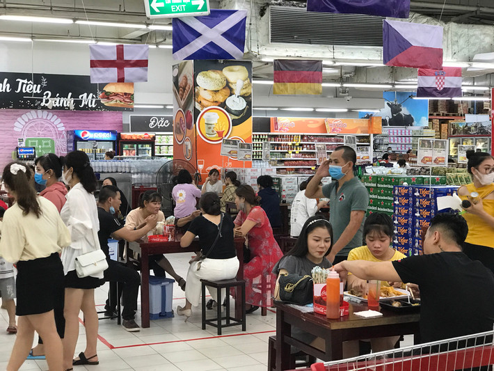 Trước đó, UBND TP Hà Nội đã có công văn chỉ đạo xử lý nghiêm các nơi lơ là trong công tác phòng chống dịch, không thực hiện giãn cách, mở hàng quá giờ quy định…