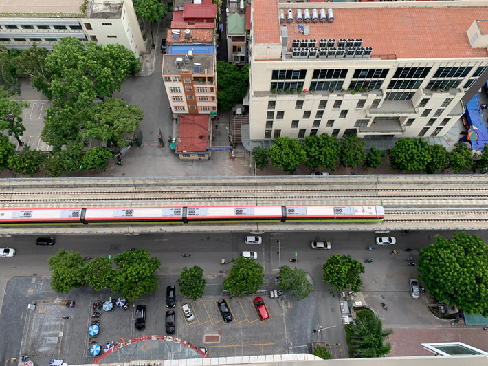 Tàu chạy qua đường Xuân Thuỷ (Cầu Giấy, Hà Nội).