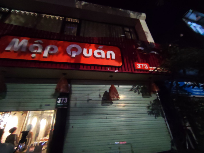 Gần 23h, đoàn kiểm tra phát hiện cơ sở Mập quán (số 373 phố Trần Khát Chân, phường Thanh Nhàn, quận Hai Bà Trưng) có dấu hiệu phục vụ thực khách quá thời gian quy định. Chủ quán lý giải là “người nhà ngồi ăn uống” trong khi máy tính quầy kế toán vẫn đang tính tiền…