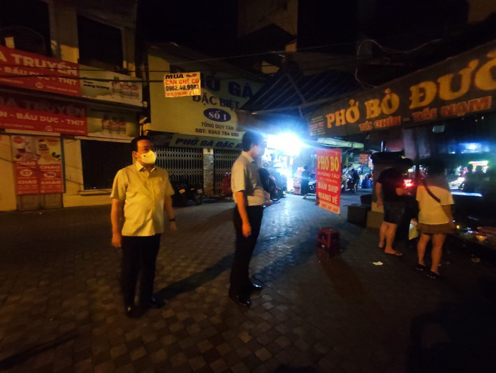 23h10 phút, Đoàn kiểm tra có mặt ở phố ẩm thực Tống Duy Tân (phường Hàng Bông, quận Hoàn Kiếm)... Tại đây, khi thấy bóng dáng của lực lượng chức năng, nhiều cơ sở vội kéo cửa sắt để che cho khách đang ăn uống bên trong. Có cơ sở vẫn bán hàng cho khách ngay giữa phố khi Phó Chủ tịch UBND TP đến trước cửa hàng.