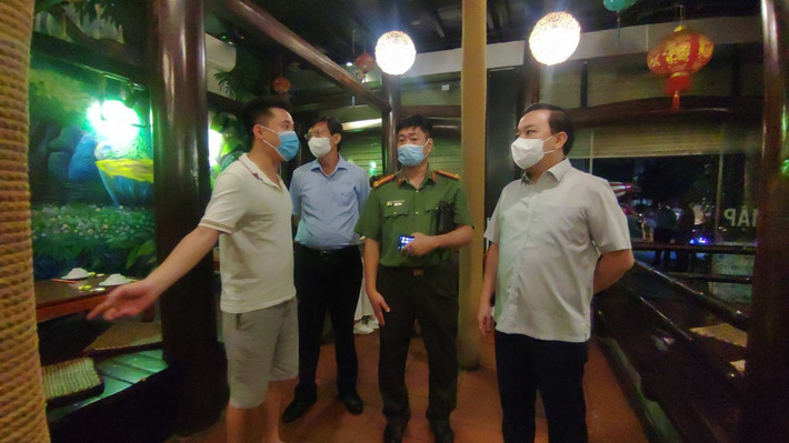 Hơn 21h, Đoàn kiểm tra đã thị sát và kiểm tra các khu vực tập trung nhiều cơ sở kinh doanh dịch vụ ăn uống tại các quận Tây Hồ, Cầu Giấy, Nam Từ Liêm, Thanh Xuân, Hoàng Mai, Hai Bà Trưng, Hoàn Kiếm.