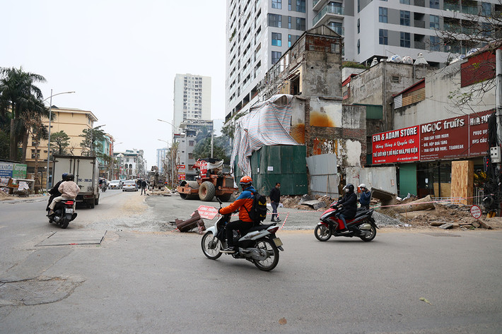 Đã 5 năm nay, tuyến đường Vũ Trọng Phụng (quận Thanh Xuân) đã trở thành nỗi khiếp sợ của người dân khi đi qua đây.