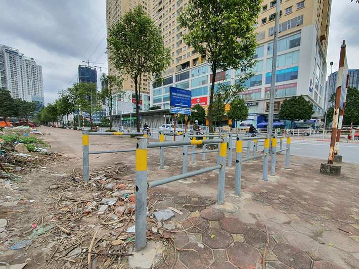 Thời gian gần đây, nhiều barie vỉa hè đã được dựng lên trên đường phố Hà Nội.