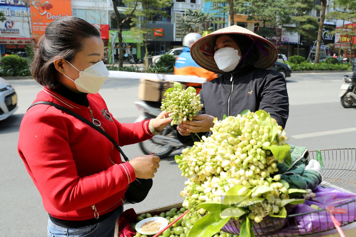 Năm nay do dịch bệnh, nhiều đền chùa, di tích đóng cửa, các lễ hội không tổ chức nên nhu cầu mua hoa bưởi để đi lễ cũng giảm đi đáng kể.