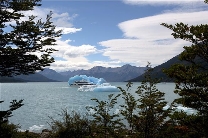 Những tảng băng khổng lồ tách ra từ sông băng Perito Moreno tạo nên cảnh quan vô cùng bắt mắt ở khu vực bán đảo Magallanes, xen giữa là những con tàu đưa du khách chiêm ngưỡng vẻ đẹp của kỳ quan này.