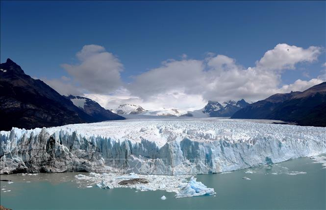 Theo các nhà khoa học thì điều đáng kinh ngạc là bề mặt của sông băng Perito Moreno phát triển từ 2 đến 3 mét mỗi ngày ở khu vực trung tâm nhất của nó và ít hơn nửa mét mỗi ngày ở các cạnh. Đây là sự khác biệt lớn so với các con sông băng khác ở khu vực và trên thế giới vốn có xu hướng giảm dần diện tích do sự nóng lên của Trái đất.