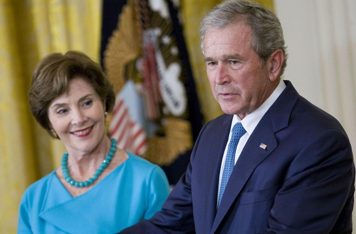Laura Bush (sinh năm 1946) là vợ của George W. Bush - tổng thống thứ 43 của Mỹ. Là cựu giáo viên tiểu học và thủ thư, bà Laura luôn ủng hộ việc xóa mù chữ trước và trong thời gian ở Nhà Trắng. Với tư cách là đệ nhất phu nhân từ năm 2001 đến 2009, bà đã tạo ra Liên hoan Sách Quốc gia và thành lập Quỹ Laura Bush để cung cấp tài chính cho các thư viện trên khắp xứ cờ hoa. Ảnh: Independent.