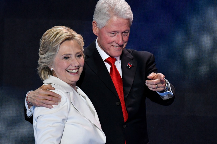 Ở cương vị đệ nhất phu nhân, bà Hillary tập trung vào mối quan tâm của mình đối với các vấn đề trẻ em và chăm sóc sức khỏe. Vợ của ông Bill Clinton đã tổ chức chương trình phát thanh trực tuyến đầu tiên trong Nhà Trắng. Bà cũng là đệ nhất phu nhân duy nhất được bầu vào Thượng viện Mỹ và từng tranh cử tổng thống vào năm 2016. Trong thời gian giữ chức vụ ngoại trưởng dưới thời Cựu Tổng Thống Barack Obama, Hillary đã lập kỷ lục đến thăm nhiều quốc gia nhất - 112, theo The Atlantic. Ảnh: CNBC.