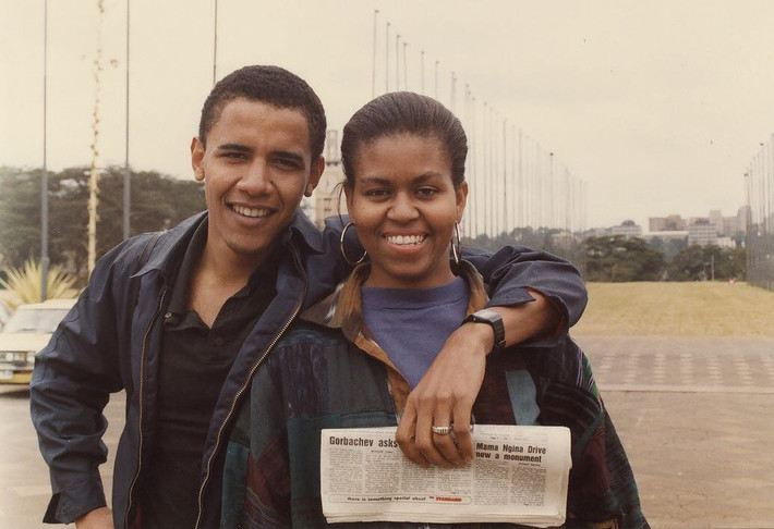 Khi ông Barack Obama đắc cử tổng thống Mỹ vào năm 2008, Michelle Obama (sinh năm 1964) trở thành đệ nhất phu nhân người Mỹ gốc Phi đầu tiên. Có trong tay tấm bằng danh giá từ ĐH Princeton và Trường Luật Harvard, năm 1988, Michelle bắt đầu sự nghiệp với vai trò luật sư tại một hãng luật cao cấp - nơi bà gặp gỡ ông Barack Obama, khi đó là sinh viên Harvard đến làm thực tập sinh. Họ kết hôn vào tháng 10/1992. Ảnh: Esquire.