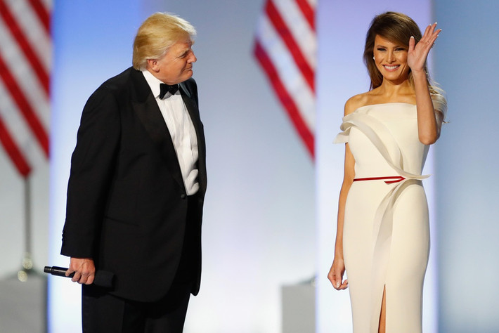 Theo Insider, bà Melania Trump là đệ nhất phu nhân thứ hai sinh ra bên ngoài nước Mỹ và người đầu tiên ở cương vị này từng công khai ảnh khỏa thân. Bà nói được 6 thứ tiếng - gồm Slovenia (tiếng mẹ đẻ), Anh, Pháp, Đức, Italy, Serbia - nhiều hơn bất kỳ đệ nhất phu nhân nào khác. Ở Nhà Trắng, cựu người mẫu cao đến 1,8 m chứng minh phong cách ăn mặc sang trọng và tinh tế. Bà Melania cùng Ivanka Trump được cho là những người phụ nữ có ảnh hưởng nhất tới ông Trump. Ảnh: Cosmopolitan.