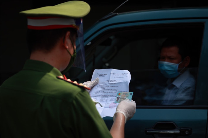 Việc triển khai nhiều biện pháp thắt chặt thực hiện Chỉ thị 17 nhằm tăng cường kiểm soát và xử phạt người dân ra đường không có lý do chính đáng. Ảnh: Hải Nguyễn
