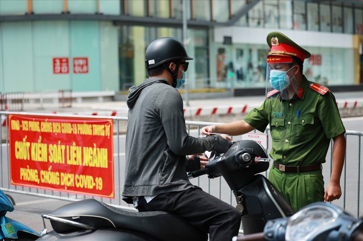 Các lực lượng sẽ phân chia thời gian làm nhiệm vụ để vừa có thể nghỉ ngơi tại chỗ đảm bảo sức khỏe. Trong ảnh là chốt liên ngành của phường Trung Tự (Đống Đa) trên phố Phạm Ngọc Thạch. Ảnh: Hải Nguyễn