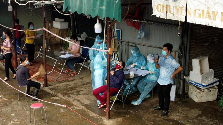 Lực lượng y tế quận Nam Từ Liêm lấy mẫu xét nghiệm COVID-19 cho tiểu thương của chợ Phùng Khoang.