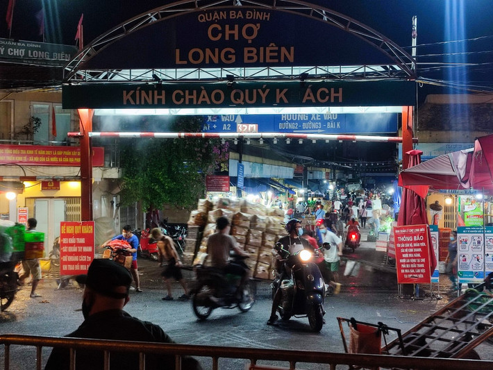 Liên quan đến vấn đề này, UBND quận Ba Đình đã cho biết chỉ có khu vực kinh doanh hải sản nằm độc lập bị phong toả, chợ Long Biên vẫn hoạt động bình thường.