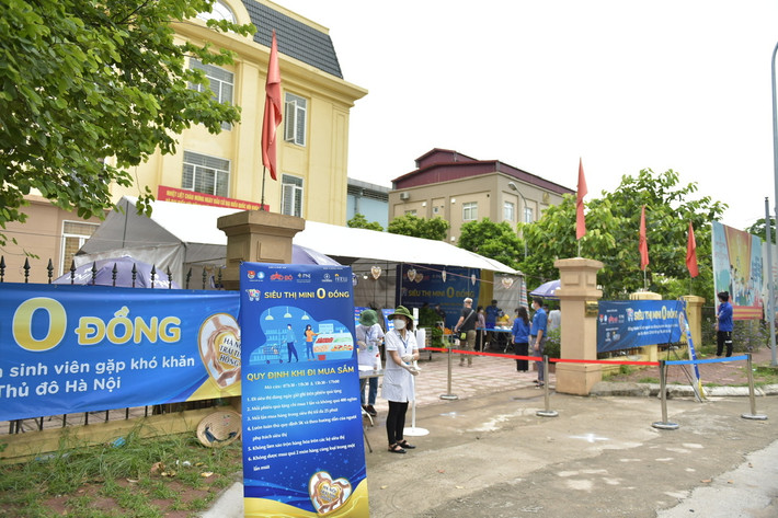 Sáng nay (1/8), siêu thị 0 đồng đã mở cửa tại UBND phường Đức Thắng (quận Bắc Từ Liêm, Hà Nội).