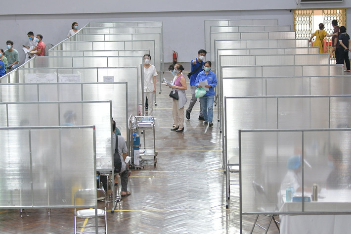 Đặc biệt, tại Nhà thi đấu Trịnh Hoài Đức (phường Cát Linh), quận Đống Đa đã thiết lập thành bệnh viện dã chiến phục vụ việc tiêm vaccine đảm bảo giãn cách, an toàn.