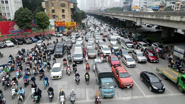 Các phương tiện chỉ ùn ứ nhẹ vào nhịp đèn đỏ.