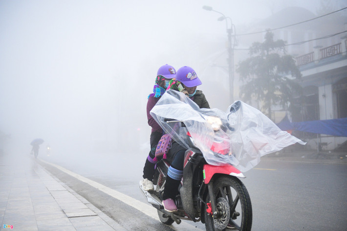 Trong sáng 31/12, những trục đường chính đều thưa vắng. Thời tiết Sa Pa hiện tại lạnh và có sương mù. Như mọi năm, đây sẽ là thời tiết thu hút được sự quan tâm của nhiều du khách vào dịp nghỉ lễ.
