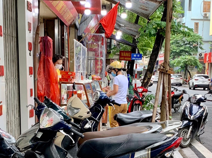 Người dân sống gần đây cho rằng giá bánh và chất lượng tại các cửa hàng này không khác gì so với Bảo Phương bởi đây đều là những hàng có nghề làm bánh truyền thống lâu năm.