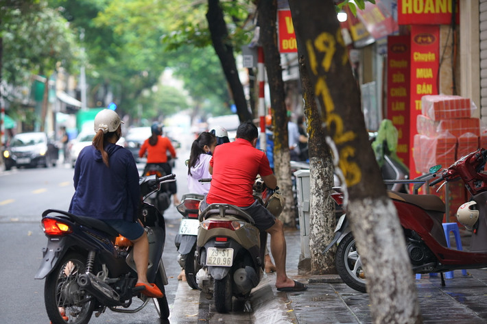 Nhiều người dân bất ngờ và cố chờ để hỏi mua bánh của Bảo Phương nhưng không được.