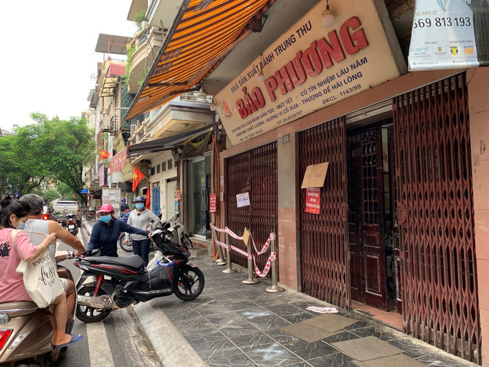 Chiều nay (15/9), cửa hàng bánh Trung thu Bảo Phương trên phố Thuỵ Khuê bất ngờ đóng cửa và thông báo… “hết bánh”.