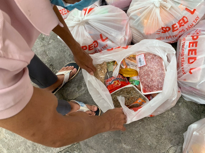 Do phải điều trị lâu dài và tốn kém nên những người bệnh thường thuê nhà ở chung. Từ đó, họ ngày ngày nương tựa vào nhau để chống đỡ với bạo bênh.