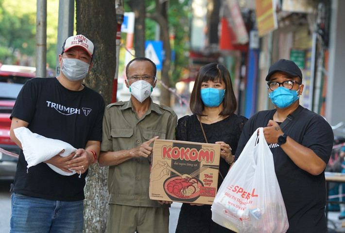 Chiều 11/9, Ban Biên tập báo Tri thức và Cuộc sống đã tới “xóm chạy thận” trên địa bàn phường Bách Khoa (quận Hai Bà Trưng, Hà Nội) để trao những suất quà thiết yếu tới tay những người dân sống tại đây.