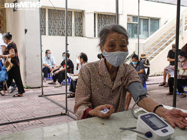 Trong những ngày đầu, nhóm người trên 65 tuổi sẽ được ưu tiên tiêm trước. Đây cũng là nhóm đối tượng có nhiều bệnh nền, vì vậy công tác sàng lọc, hướng dẫn, tư vấn của các y, bác sĩ phải thật cẩn thận để đảm bảo sự an toàn cho người tiêm chủng.