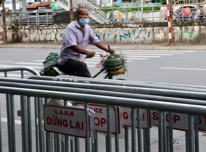 Công an Thành phố Hà Nội cũng xác nhận thông tin và cho biết 39 chốt kiểm soát khu vực nội thành đã được lệnh dừng hoạt động.