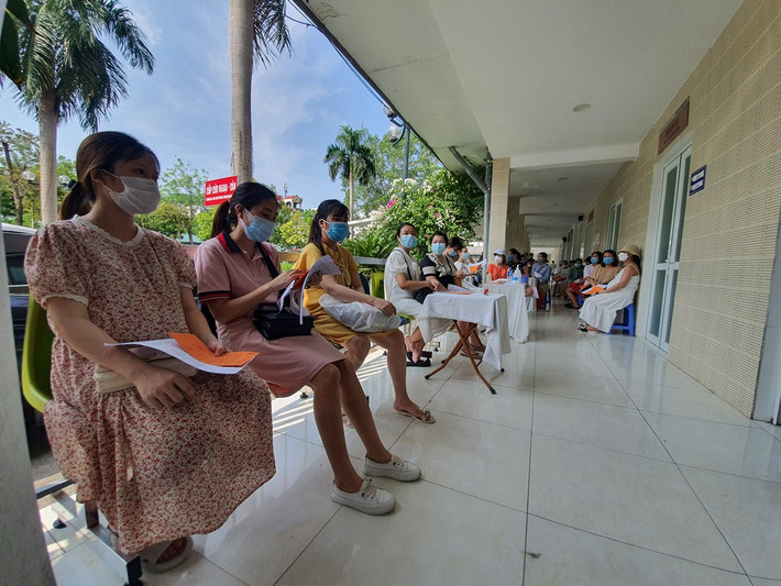 Đây là lần đầu tiên một đơn vị y tế của Hà Nội triển khai tiêm cho phụ nữ mang thai trên 13 tuần..