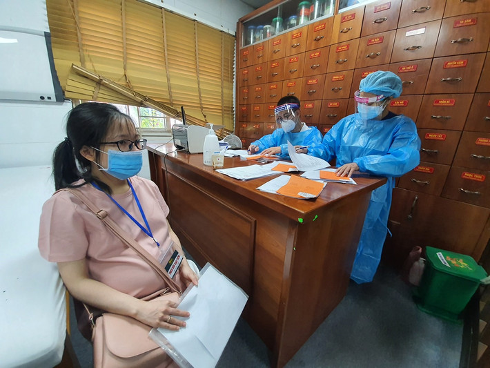 Sau khi tiêm, các thai phụ cũng sẽ phải theo dõi tại chỗ lâu hơn những người khác.