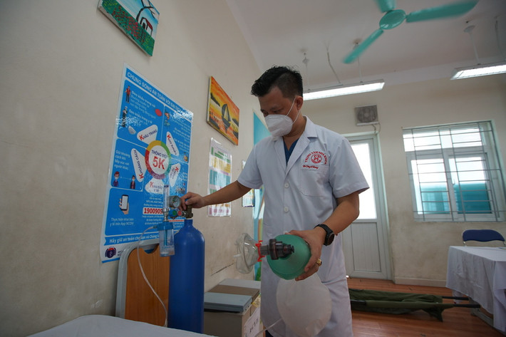 Tại mỗi trạm, quận Thanh Xuân bố trí 2 phòng làm việc đảm bảo nơi trực, nơi đón tiếp và nơi khám chữa bệnh, nằm theo dõi trong điều kiện cần thiết.