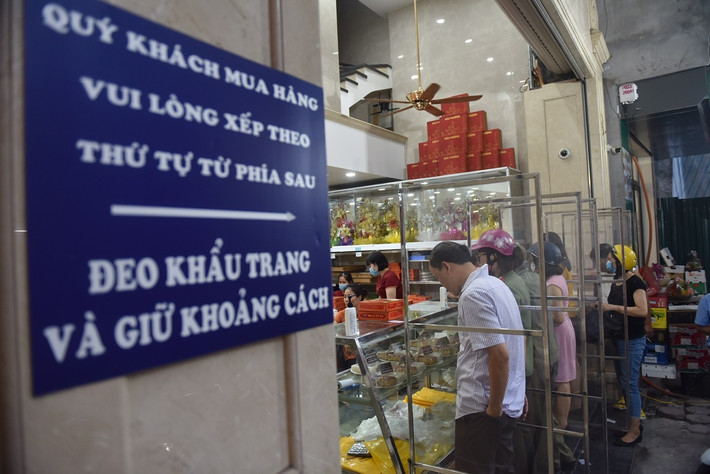 Trong khi đó, vào thời điểm này năm trước, người dân tới mua bánh vẫn rất đông mặc dù dịch COVID-19 đã xuất hiện.