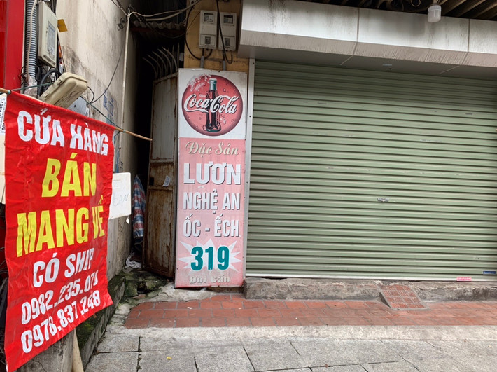 Một số cửa hàng bán hết sớm đã đóng cửa để khách đỡ hỏi.