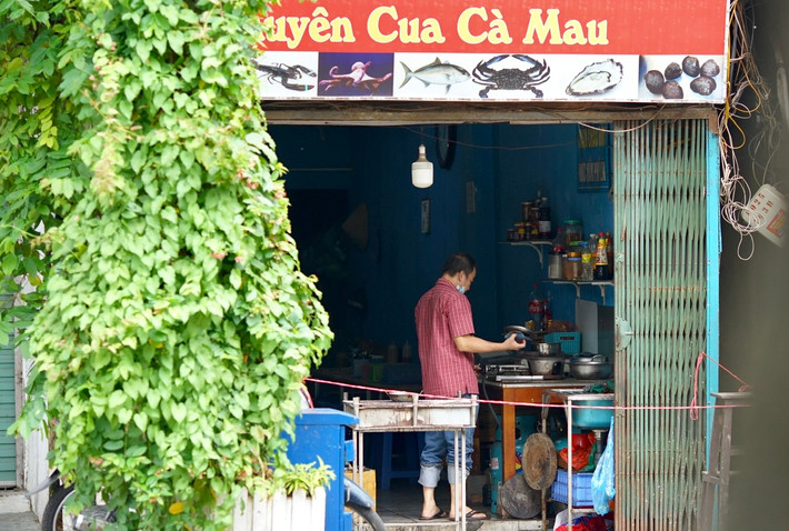 Các cửa hàng đều căng dây giữ khoảng cách với khách hàng.