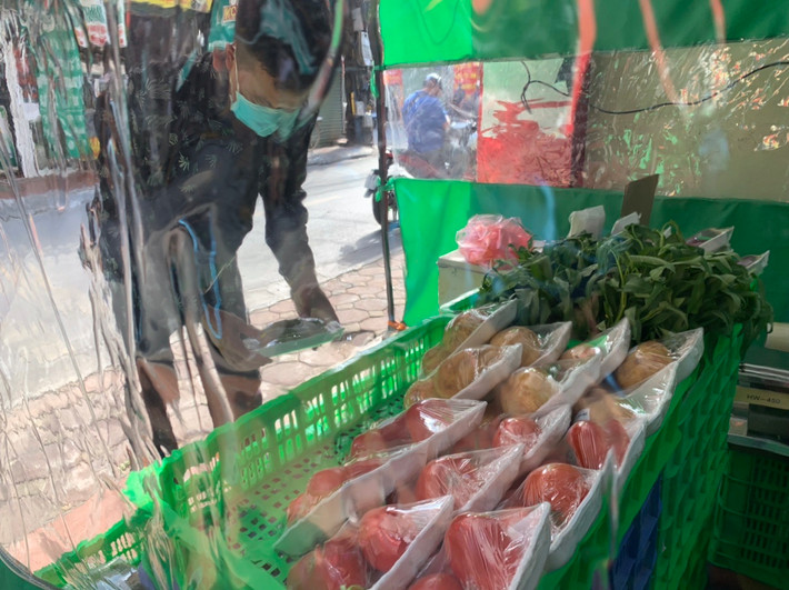 Anh Nguyễn Anh Hùng - một người mua hàng cho biết, mô hình này khá thú vị với những người mua ít hàng. Hơn nữa địa điểm lại đặt ở nơi thông thoáng, mỗi người vào tự mua, tự trả tiền nên không sợ tiếp xúc gần.