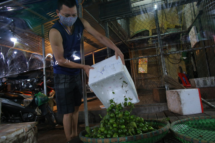 Sau khi mở cửa trở lại, chợ đầu mối phía Nam sẽ chỉ hoạt động từ 0 giờ tới 10h30 hàng ngày. Toàn bộ buổi chiều sẽ dừng hoạt động để phục vụ công tác khử khuẩn.