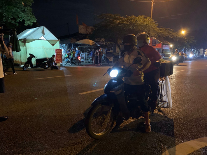 Nhiều tiểu thương vì nhiều lý do chưa nhận được thẻ hoặc quên thẻ đã không được vào chợ nên đành ngậm ngùi ra về trong tiếc nuối.