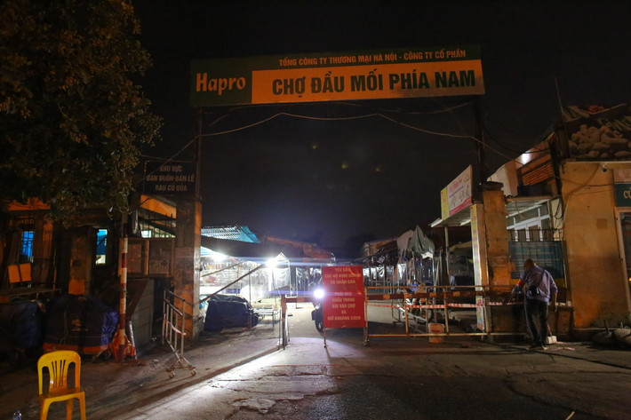Đúng 0h ngày 20/8, chợ đầu mối phía Nam đã mở cửa trở lại sau 25 ngày phong toả vì do xuất hiện F0 là tiểu thương trong chợ.